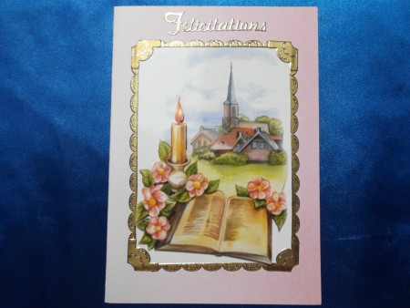 Bible avec bougie et fleur devant une église - Prix : 3,25 euros