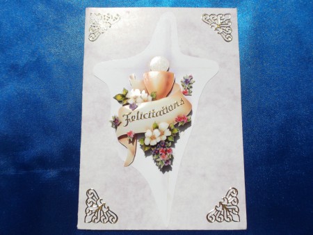 Calice avec une ostie et un bouquet de fleur en dessous avec une banderole