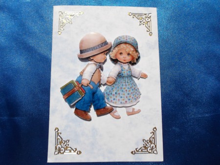 Une fille et un garçon, main dans la main pour aller à l'école - Prix : 3.25 euros