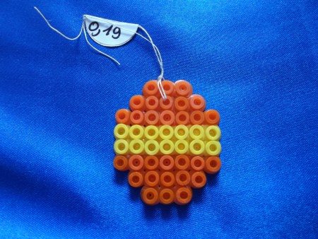 Oeuf orange - 3,3 cm de largeur sur 3,9 cm de hauteur - Prix : 0,19 euro