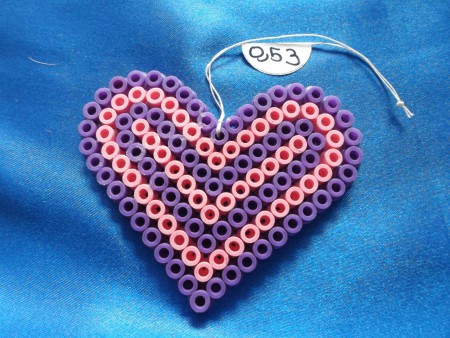 Coeur mauve et rose - 7,4 cm de largeur sur 6,5 cm de hauteur - Prix : 0,53 euro