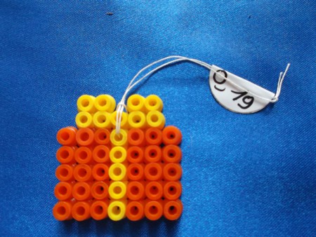 Petit cadeau orange et jaune - 3,5 cm de largeur sur 3,3 cm de hauteur - Prix : 0,19 euro