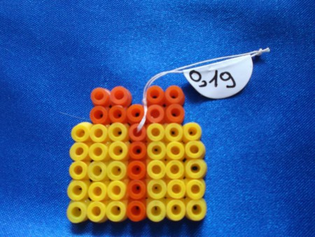 petit cadeau jaune et orange - 3,5 cm de largeur sur 3,3 cm de hauteur - Prix : 0,19 euro