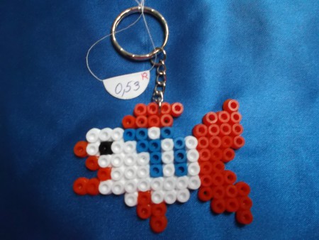 Poisson blanc, orange et bleu en porte-clés - 6,8 cm de long sur 5 cm de haut + attache porte-clés - Prix : 0,53 euro