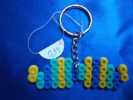 Moustache jaune vert et bleu en porte-clés - 6,8 cm de large sur 2 cm de haut + attache porte-clés - Prix : 0,34 euro