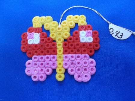 Petit papillon rose et rouge - Prix : 0.43 euro - largeur : 6.6 cm et hauteur : 5.5 cm